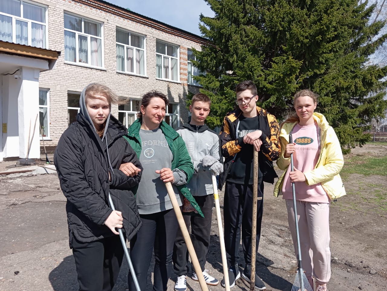 Акция «Уборка территории школьного участка».